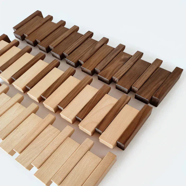 Robust kroklist i massivt trä, en praktisk del av elegant hallinredning och design.