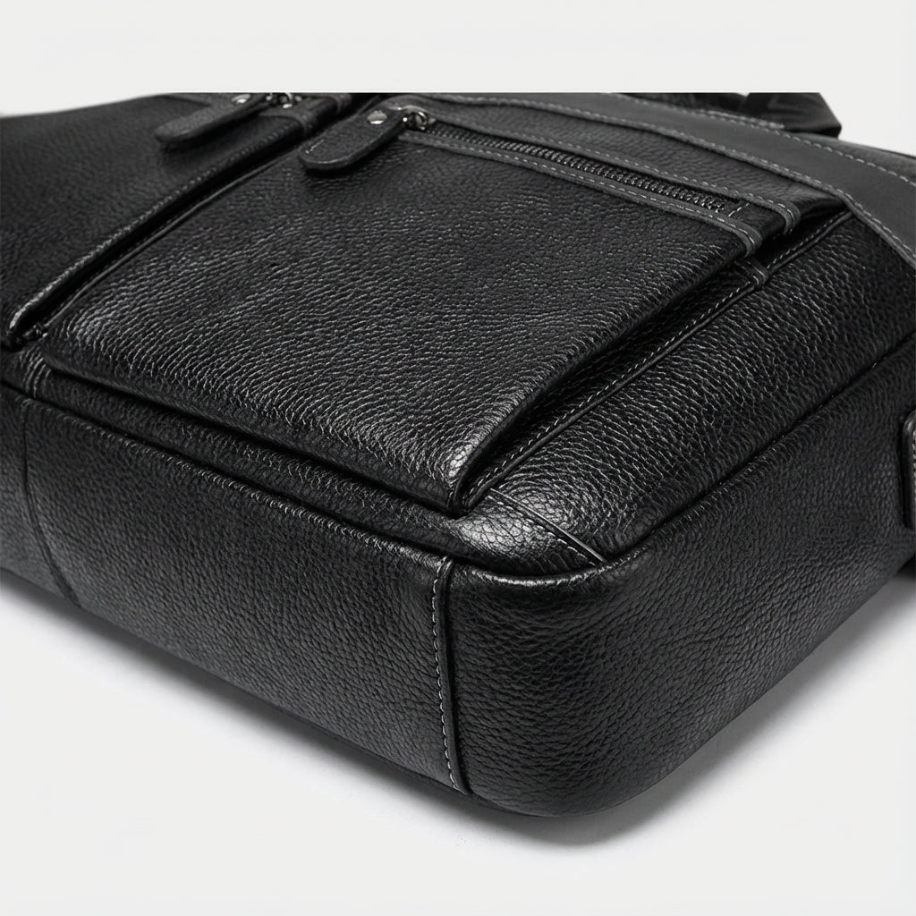 Unisex datorväska UrbanSling i läder med fack, bärs som axelremsväska för organisering.