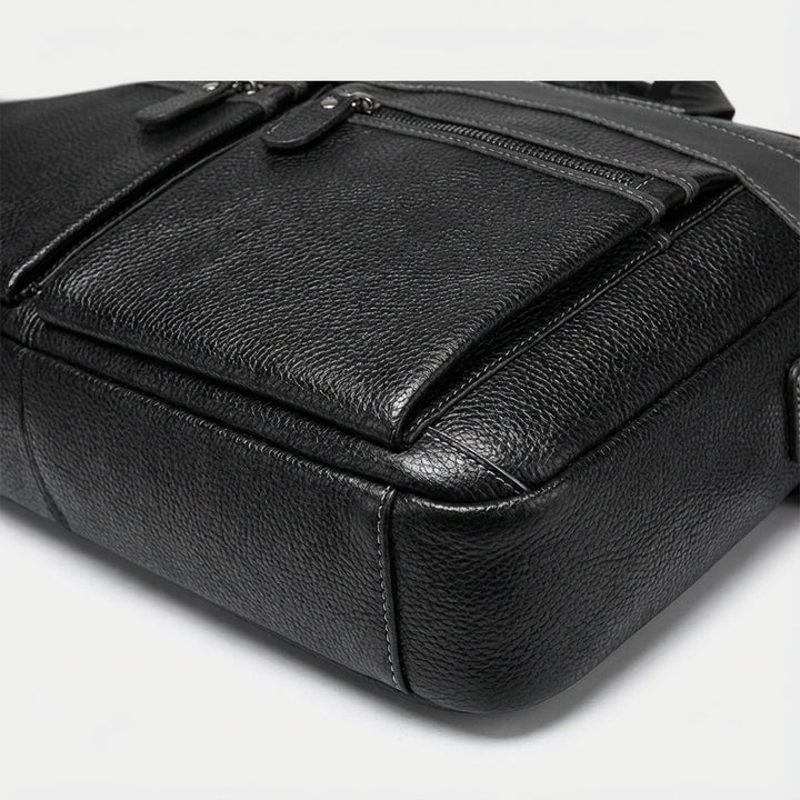 Unisex datorväska UrbanSling i läder med fack, bärs som axelremsväska för organisering.