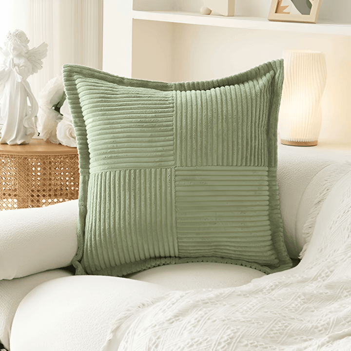 Elegant randigt kuddöverdrag 45x45cm. Lättskött design för modern heminredning.
