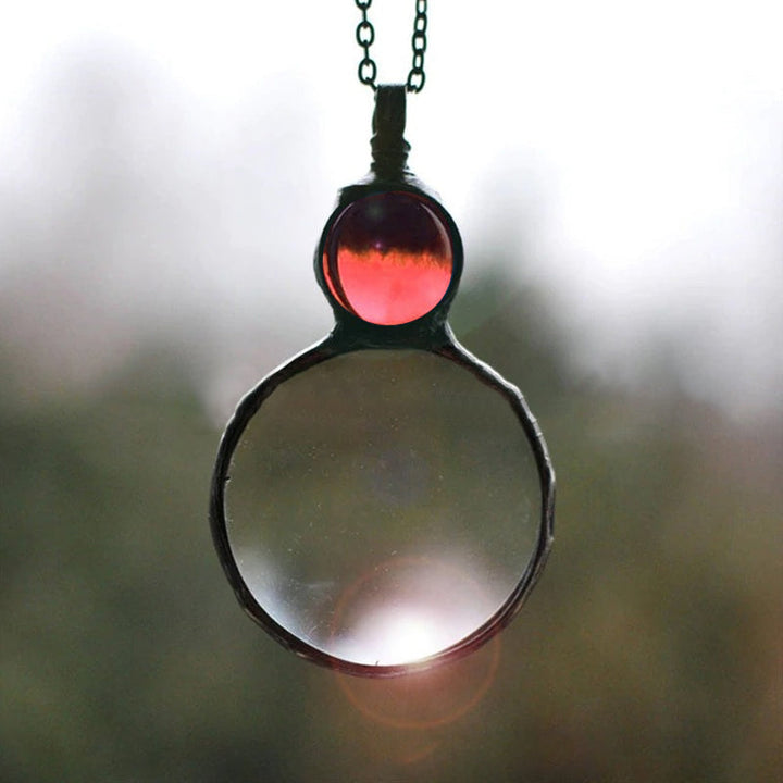 "Elegant kvinnligt hänge halsband med förstoringsglas i unikt design, finns i gul, röd, grön, blå, transparent."
