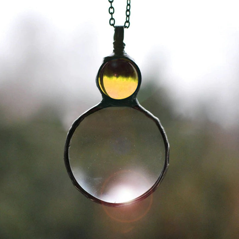 "Elegant kvinnligt hänge halsband med förstoringsglas i unikt design, finns i gul, röd, grön, blå, transparent."