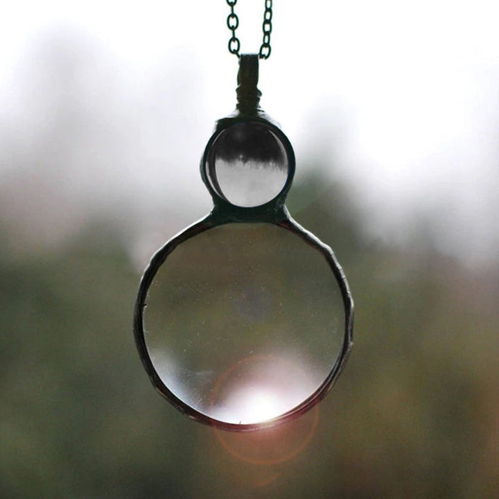 "Elegant kvinnligt hänge halsband med förstoringsglas i unikt design, finns i gul, röd, grön, blå, transparent."