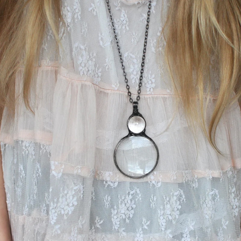 "Elegant kvinnligt hänge halsband med förstoringsglas i unikt design, finns i gul, röd, grön, blå, transparent."