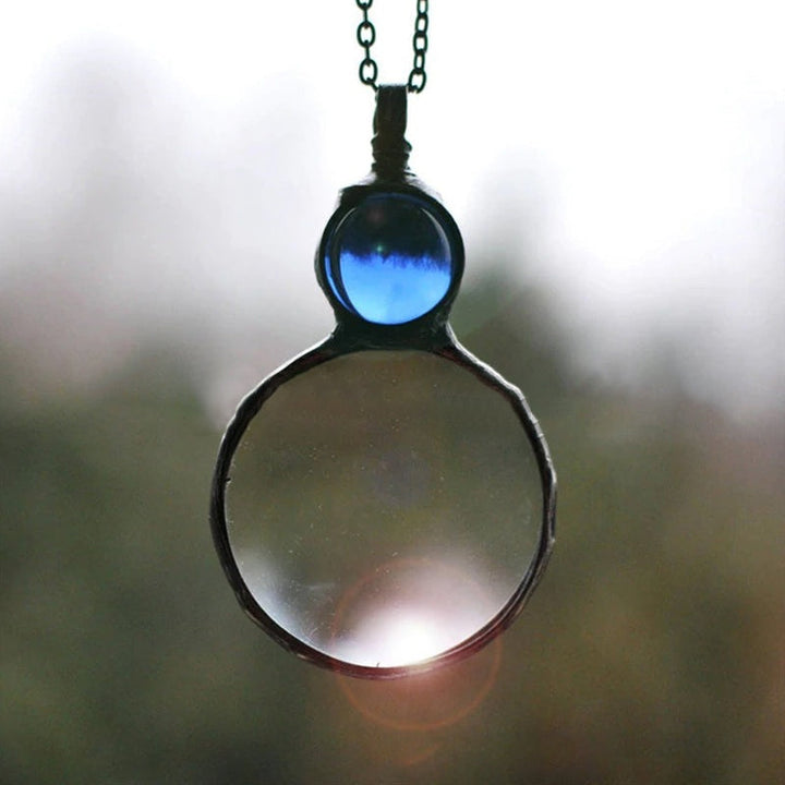 "Elegant kvinnligt hänge halsband med förstoringsglas i unikt design, finns i gul, röd, grön, blå, transparent."