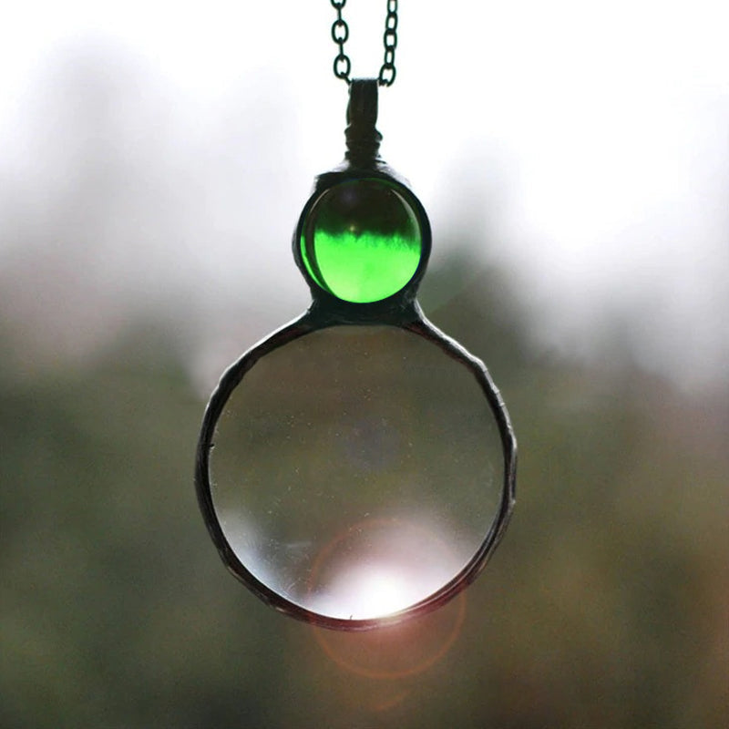 "Elegant kvinnligt hänge halsband med förstoringsglas i unikt design, finns i gul, röd, grön, blå, transparent."