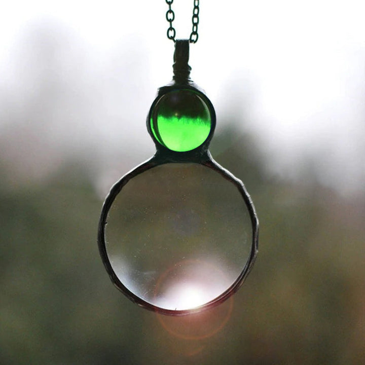 "Elegant kvinnligt hänge halsband med förstoringsglas i unikt design, finns i gul, röd, grön, blå, transparent."