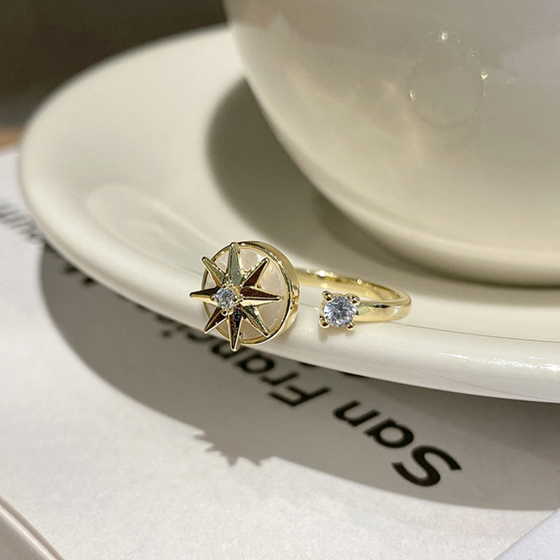 "Elegant kvinnoring i guld med åttauddig stjärndesign, justerbar för perfekt passform och stilfull chic look."
