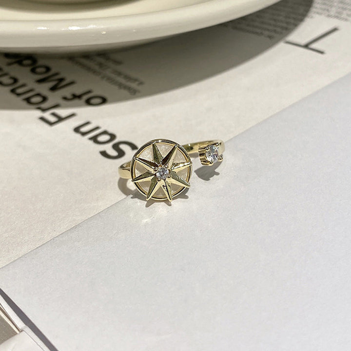 "Elegant kvinnoring i guld med åttauddig stjärndesign, justerbar för perfekt passform och stilfull chic look."