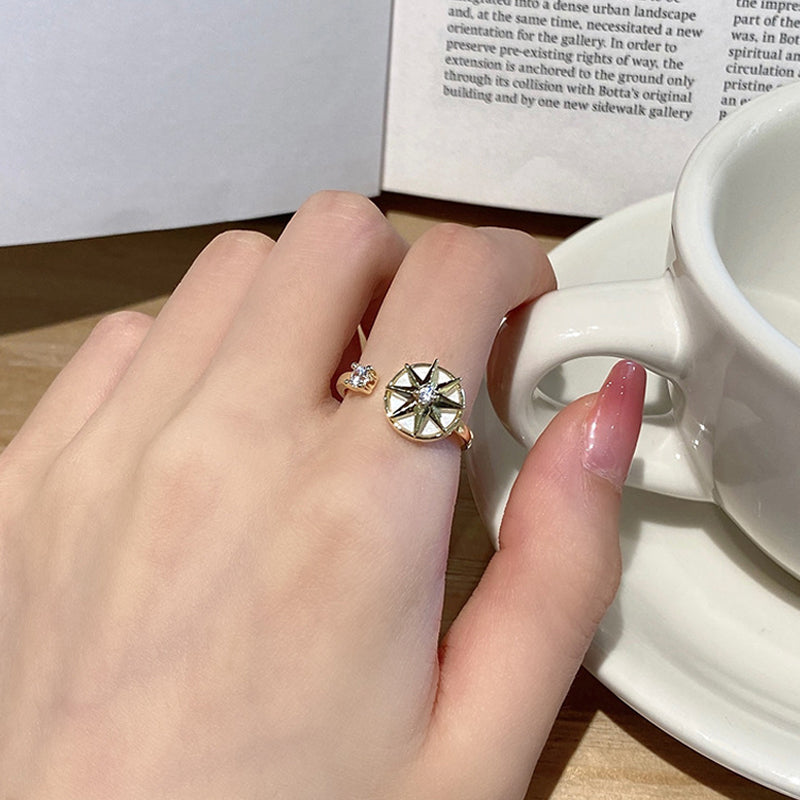 "Elegant kvinnoring i guld med åttauddig stjärndesign, justerbar för perfekt passform och stilfull chic look."