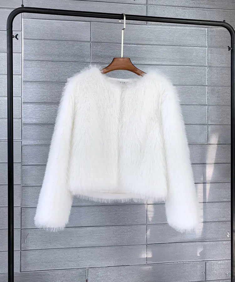 Detaljbild av mjuk shearling insida på denna lyxiga plyschjacka för kvinnor.