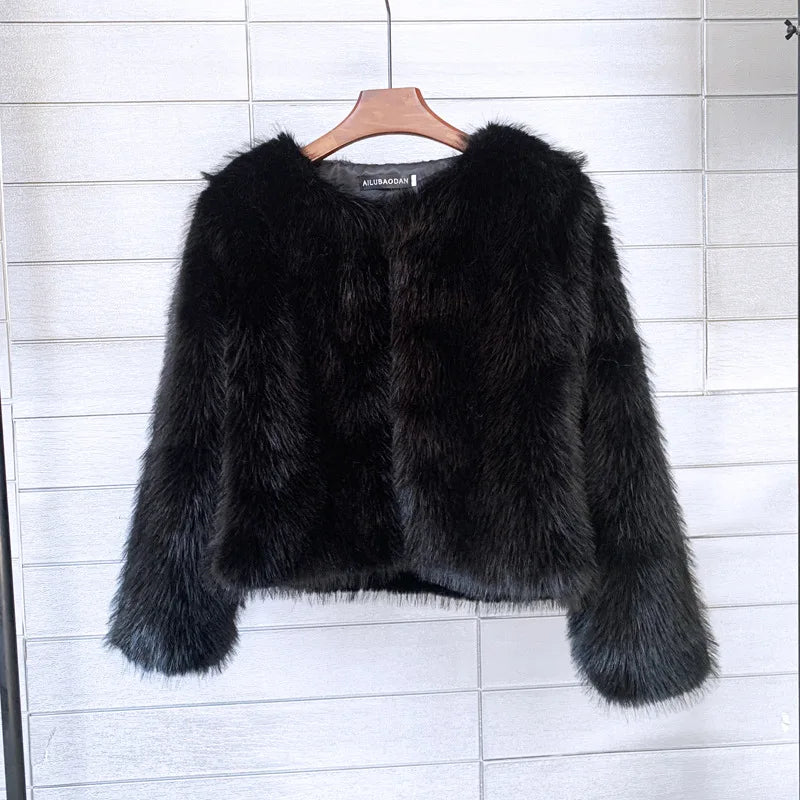 Kvinnors fodrad jacka i plysch, perfekt för höstmode, med en figurnära passform.