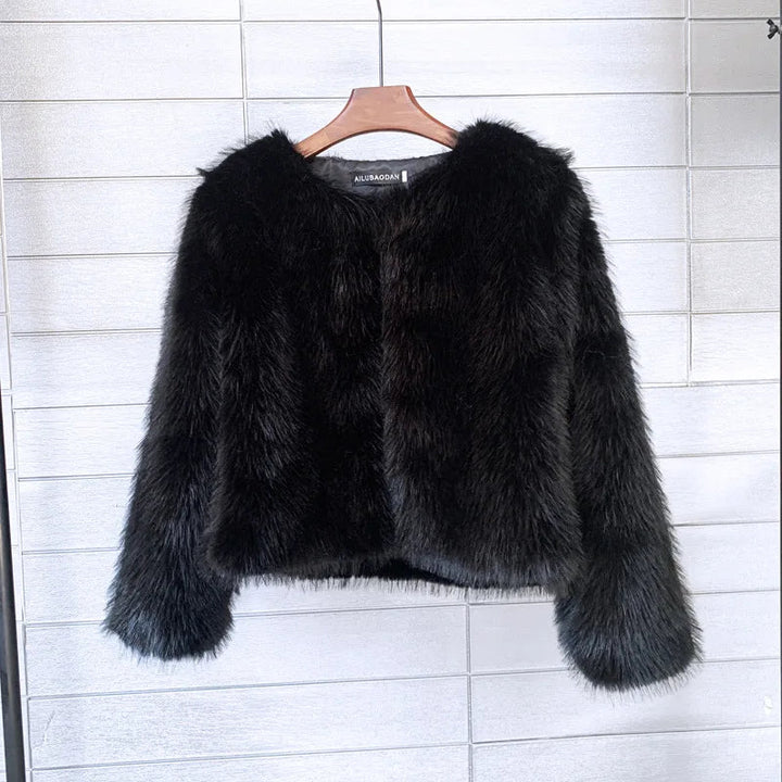 Kvinnors fodrad jacka i plysch, perfekt för höstmode, med en figurnära passform.