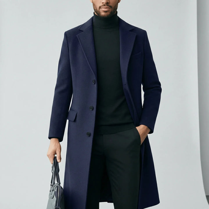 Stilren långrock för män med knapplist. Ett tidlöst ytterplagg som passar elegant mode för höst och vinter.
