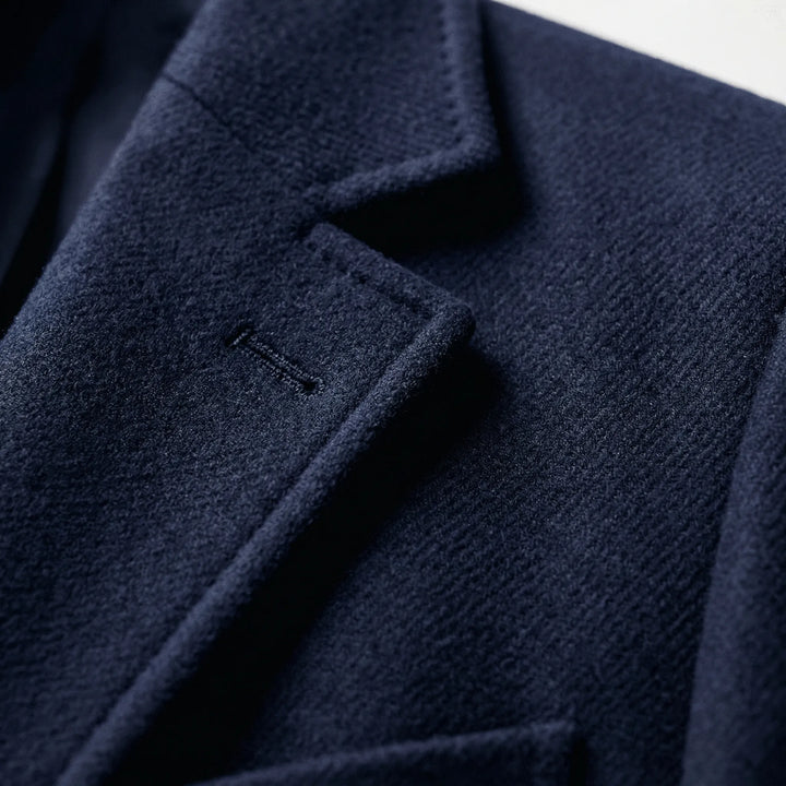Klassisk herrkappa, lång modell med knäppning. Elegant herrkläder för formella tillfällen och vardagsstil.