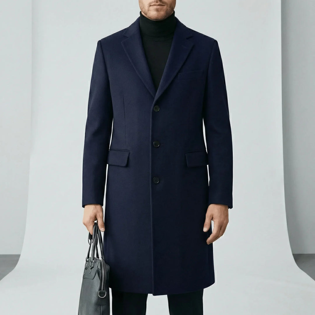Exklusiv lång herrkappa med knapplist. Stilfullt ytterplagg som utstrålar elegans, perfekt för affärs- och vardagsbruk.