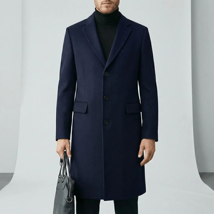 Exklusiv lång herrkappa med knapplist. Stilfullt ytterplagg som utstrålar elegans, perfekt för affärs- och vardagsbruk.