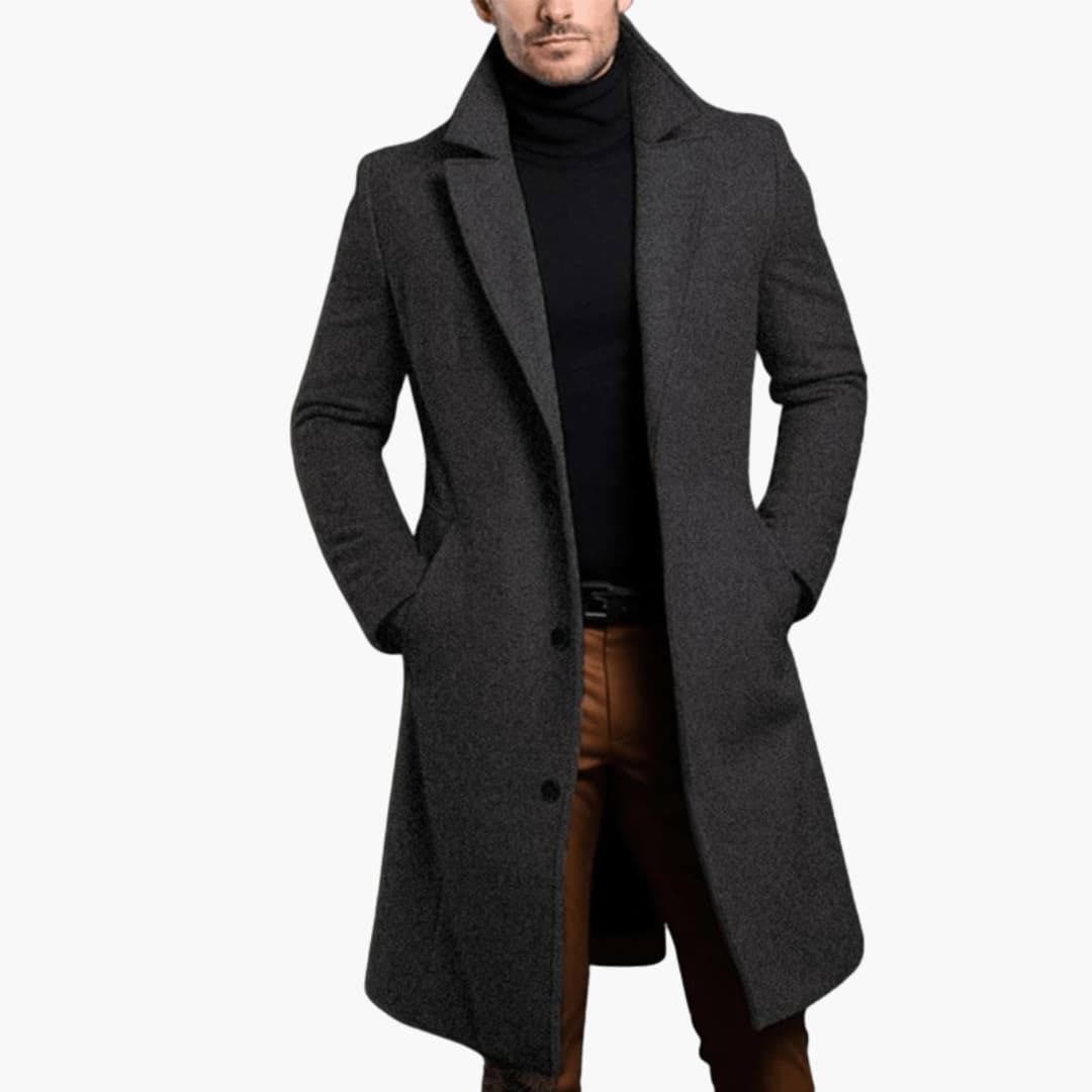 Stilren lång herrkappa med slagkrage. Elegant ytterplagg för formella tillfällen och höstmode.