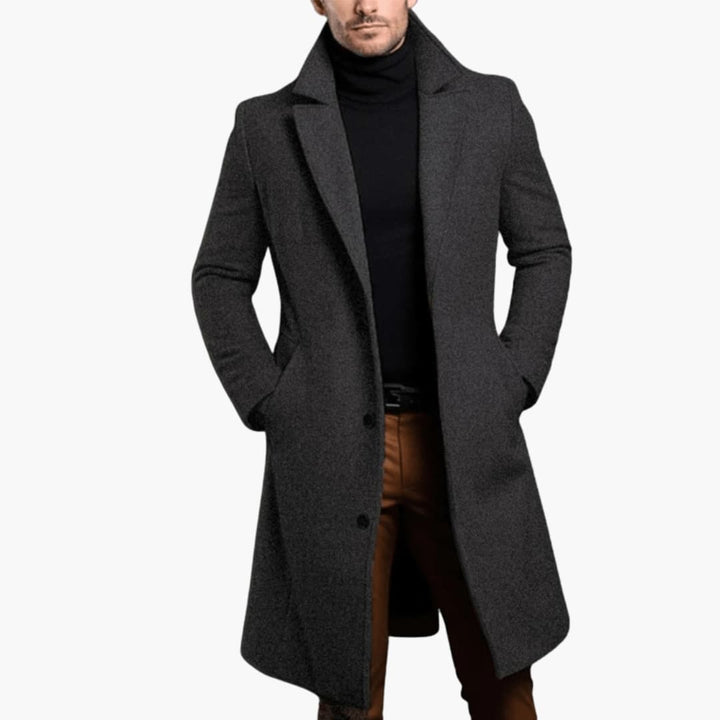 Stilren lång herrkappa med slagkrage. Elegant ytterplagg för formella tillfällen och höstmode.