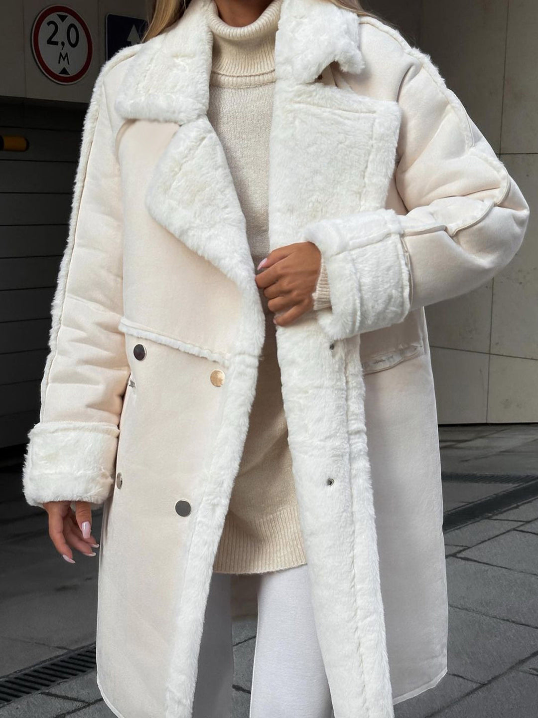 Mysig beige fuskpälsjacka i lång modell för kvinnor, ett stiligt val för kalla dagar.