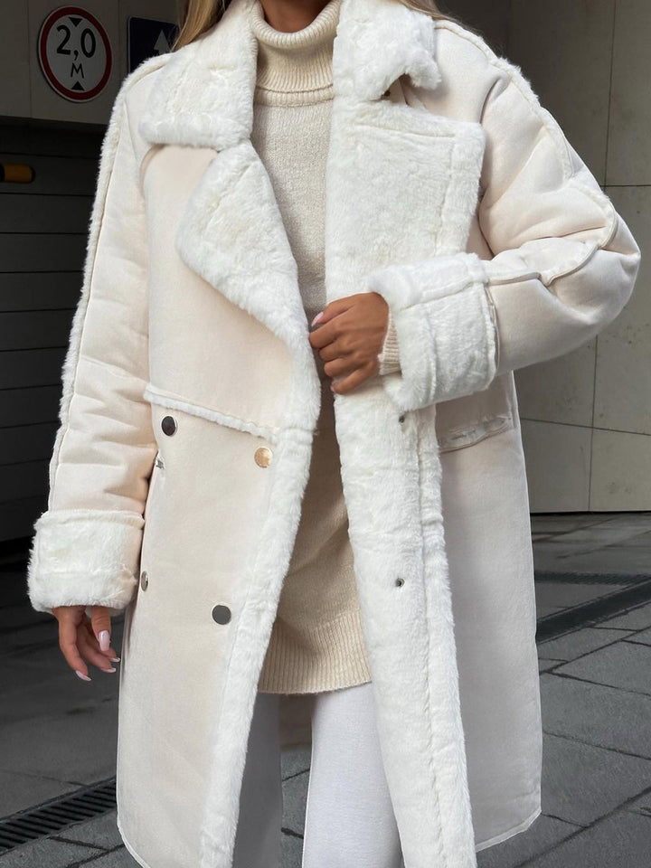 Mysig beige fuskpälsjacka i lång modell för kvinnor, ett stiligt val för kalla dagar.