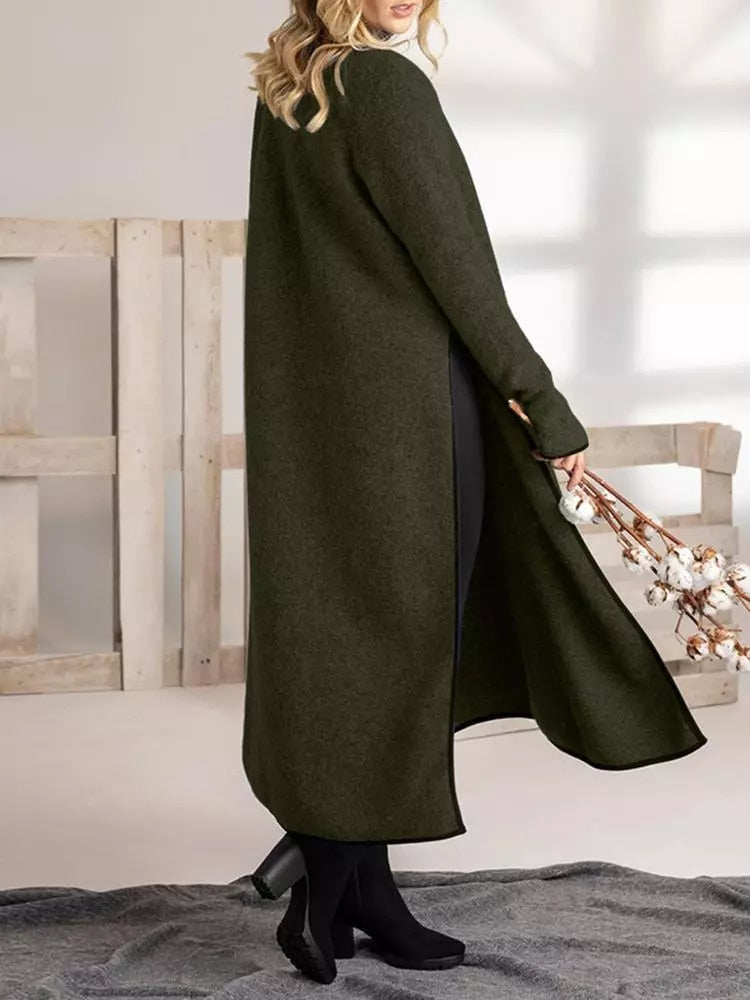 Sommarklänning: kvinna bär en elegant lång midiklänning med modern delad design, idealisk för middagar.