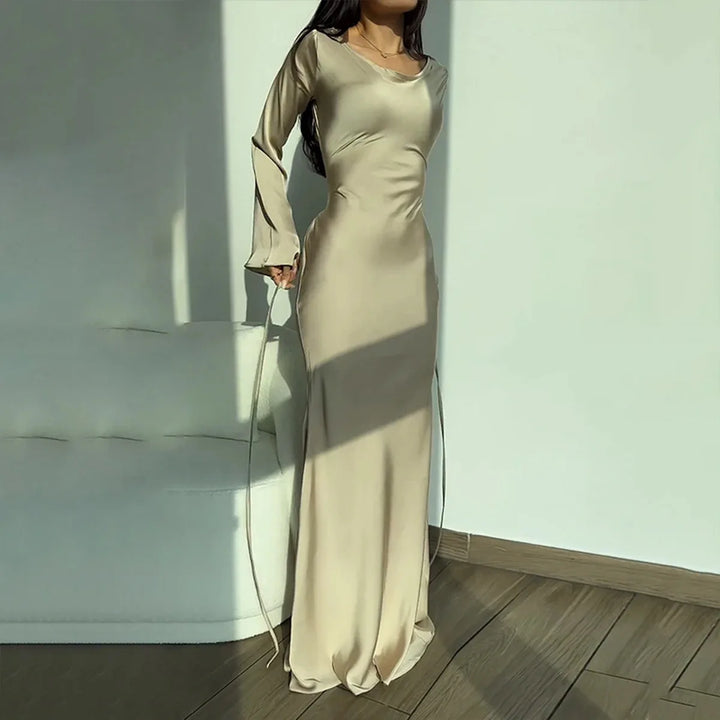 Snygg långärmad maxiklänning för dam, elegant festklänning eller vardagsplagg. Tidlös stil, bekväm och figursydd design.