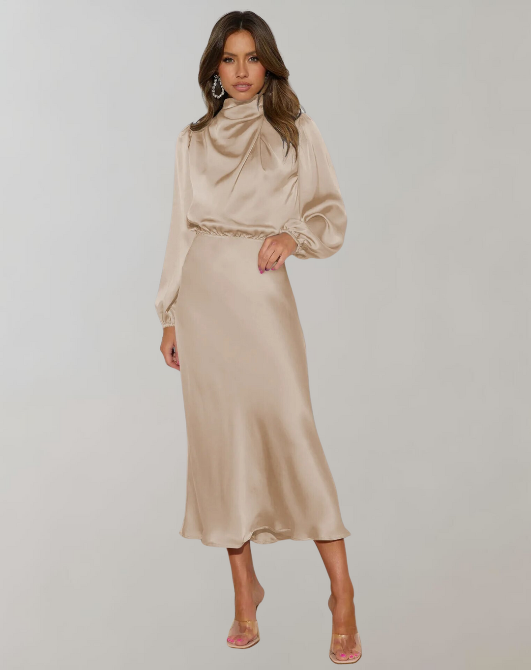 Kvinnors festklänning i satin, långärmad design med elegant snitt för formella event.