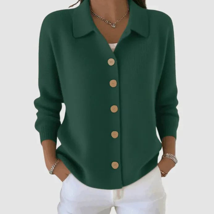 Mjuk stickad damkofta med krage och knappar. Långärmad för en elegant vardagslook.