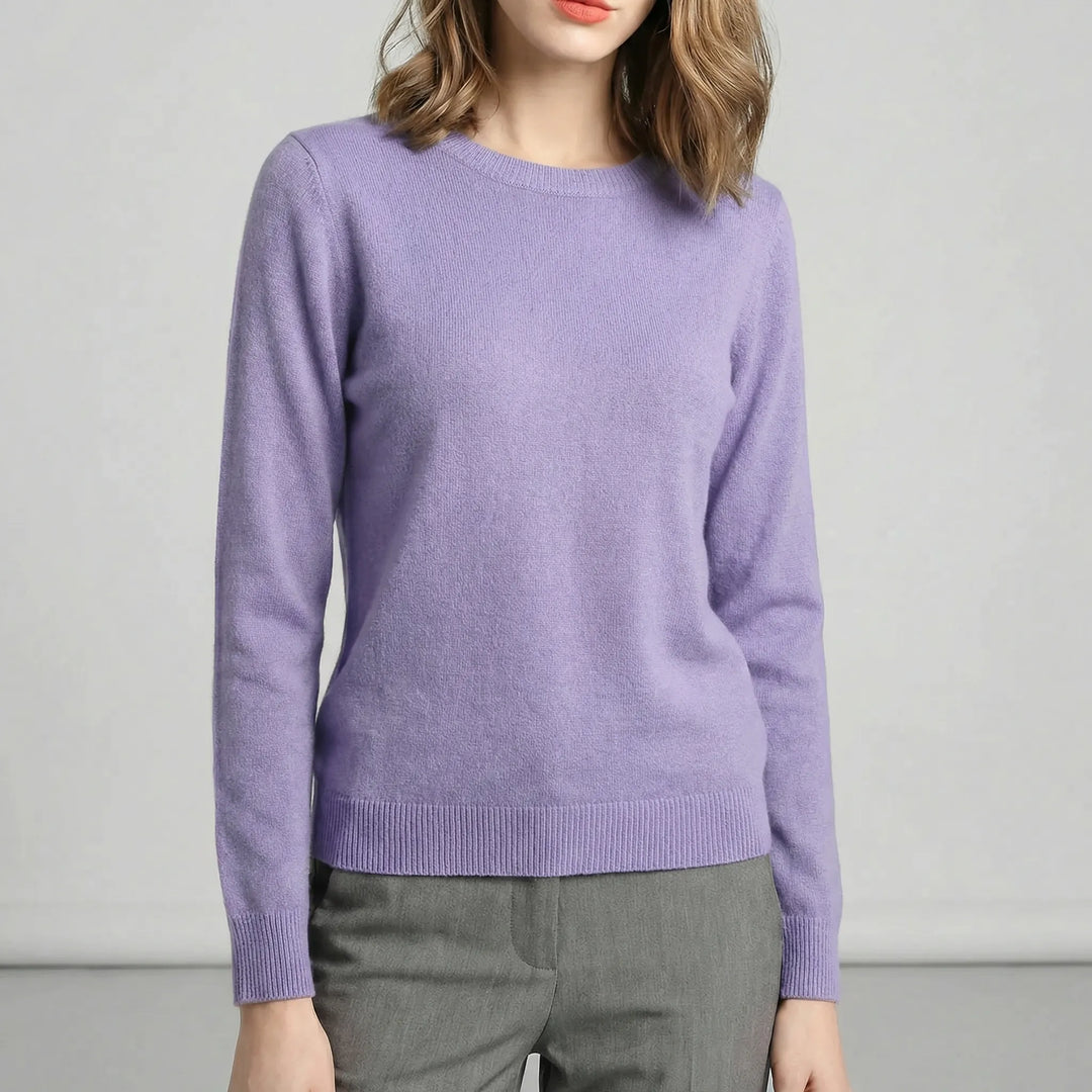 Snygg långärmad damtröja med rund hals. Stickad för komfort och stil i höstmode, ett elegant val.