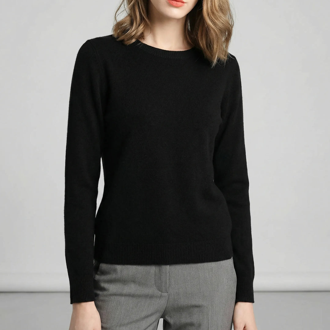 Höstmode: Elegant långärmad damtröja med rund hals, stickad, ett varmt basplagg för kalla dagar.