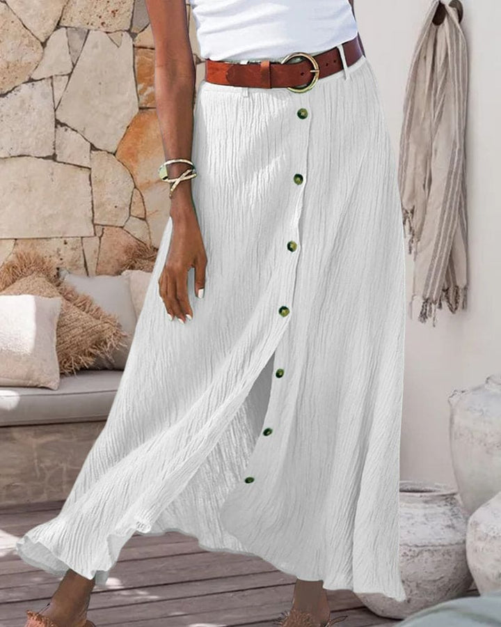 Kvinna bär en elegant och bekväm långkjol, perfekt för stilrent dammode under alla årstider.