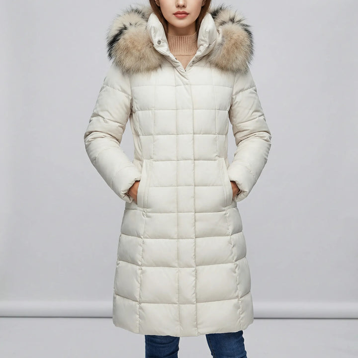 Varm och skyddande dam pufferkappa 'Natalie' med huva. Lång vadderad design för maximal värme i vinter.