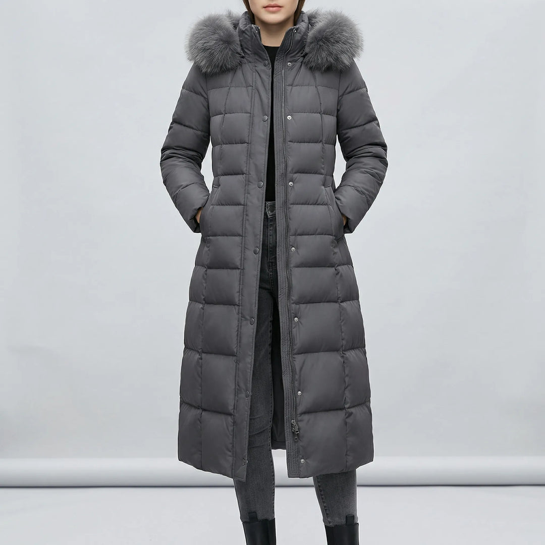 Bakifrån: Elegant lång vadderad dam vinterkappa 'Natalie' med huva, designad för stil och skydd i kyla.