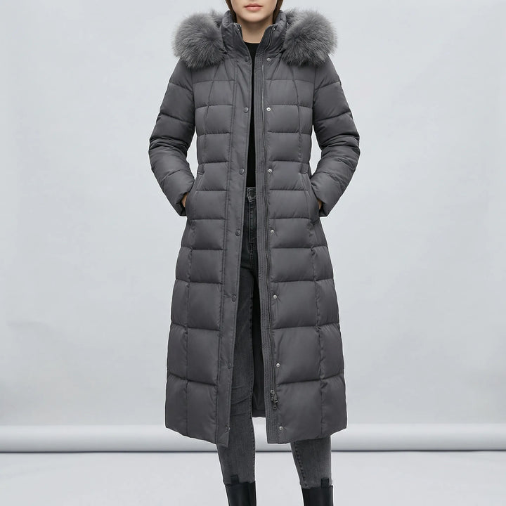Bakifrån: Elegant lång vadderad dam vinterkappa 'Natalie' med huva, designad för stil och skydd i kyla.