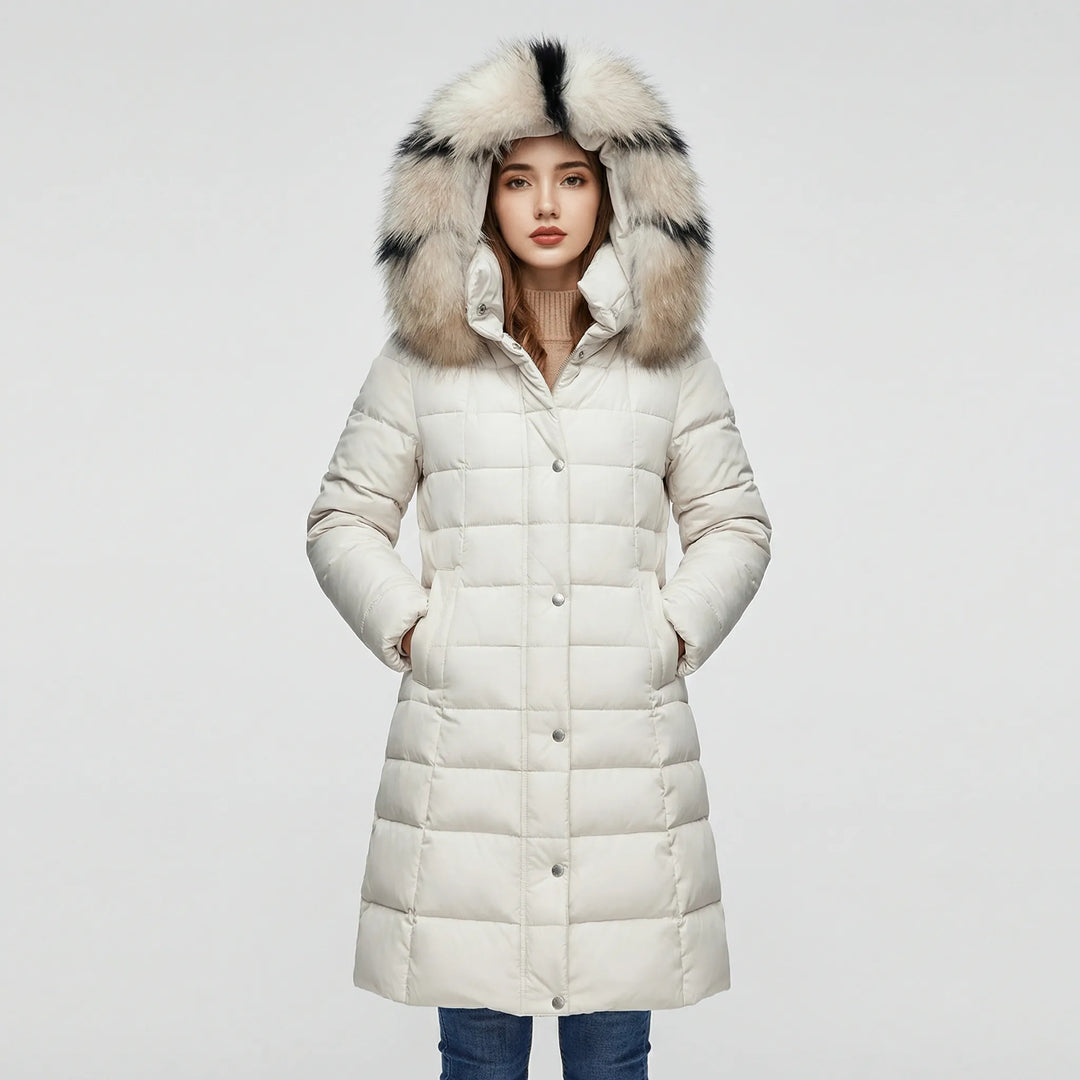 Elegant ytterplagg: Lång vadderad damkappa 'Natalie' med huva, perfekt för att trotsa kallt väder med stil.