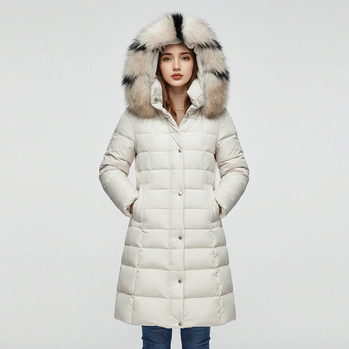 Elegant ytterplagg: Lång vadderad damkappa 'Natalie' med huva, perfekt för att trotsa kallt väder med stil.
