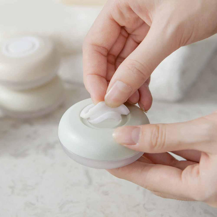 "Elegant läckagesäker reseförpackning, kompakt design, perfekt för handbagage, fyra färger, tillbehör resor."