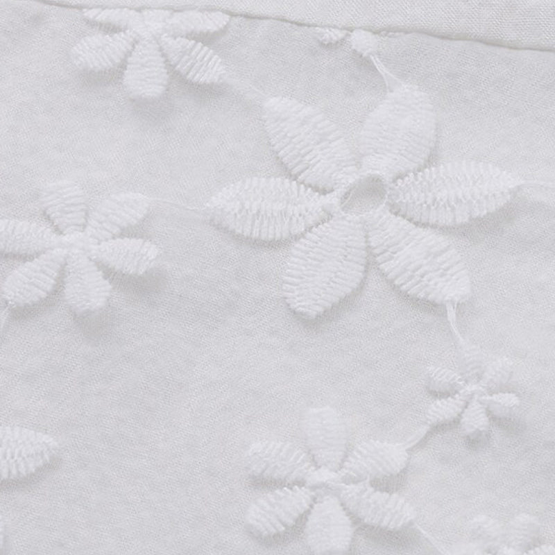 Elegant långärmad damtop i spetsbroderad bomull, vit, mjuk textur, feminin och sofistikerad design för alla tillfällen.