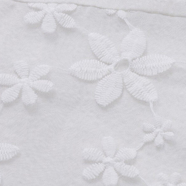 Elegant långärmad damtop i spetsbroderad bomull, vit, mjuk textur, feminin och sofistikerad design för alla tillfällen.