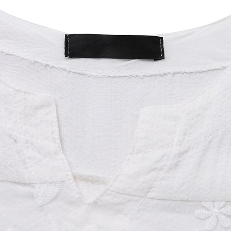 Elegant långärmad damtop i spetsbroderad bomull, vit, mjuk textur, feminin och sofistikerad design för alla tillfällen.