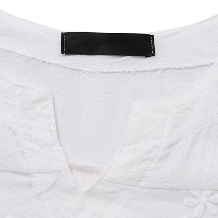 Elegant långärmad damtop i spetsbroderad bomull, vit, mjuk textur, feminin och sofistikerad design för alla tillfällen.