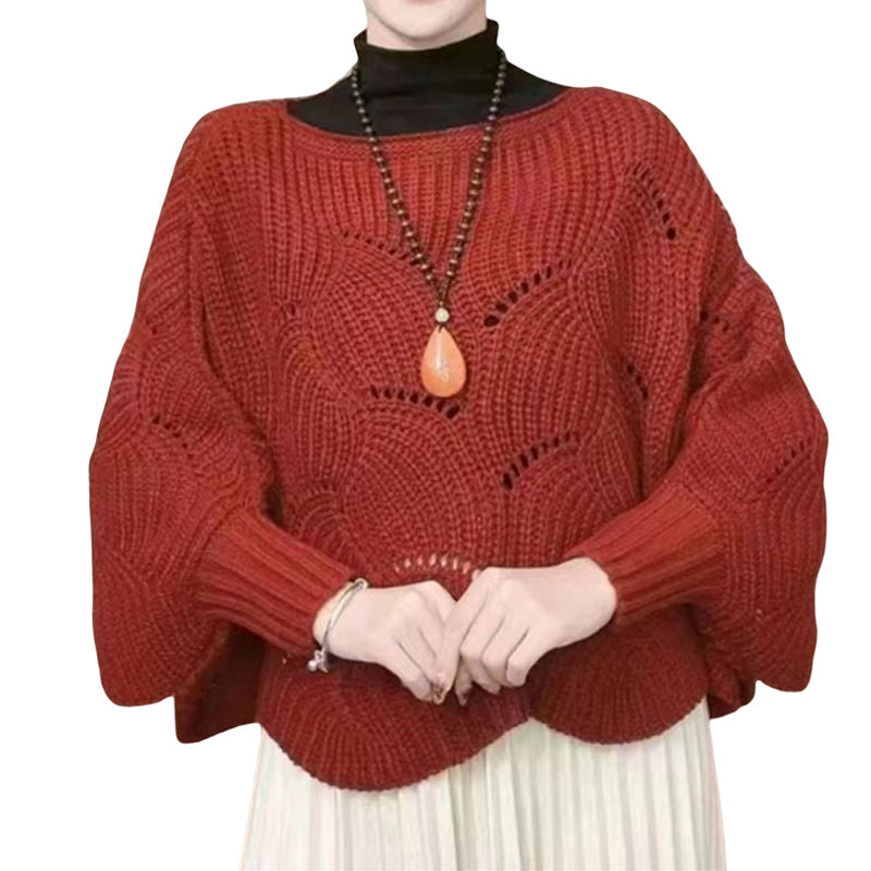 "Elegant långstickad damponcho med fladdermusärmar, ger stil och värme, i mjuk grå ton."