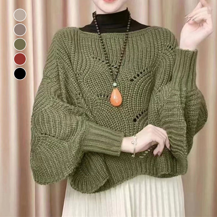"Elegant långstickad damponcho med fladdermusärmar, ger stil och värme, i mjuk grå ton."