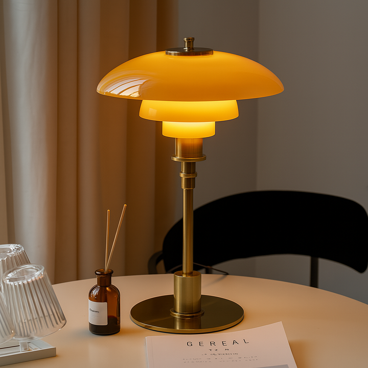 Elegant LED-bordslampa för sovrum/vardagsrum. Modern design i glas/järn, skapar mysig stämning.