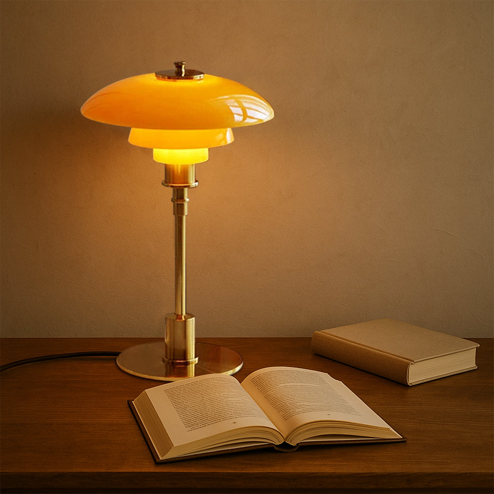 Nära bild av LED-bordslampans vita glaskupa och metallbas, belyser dess detaljer.