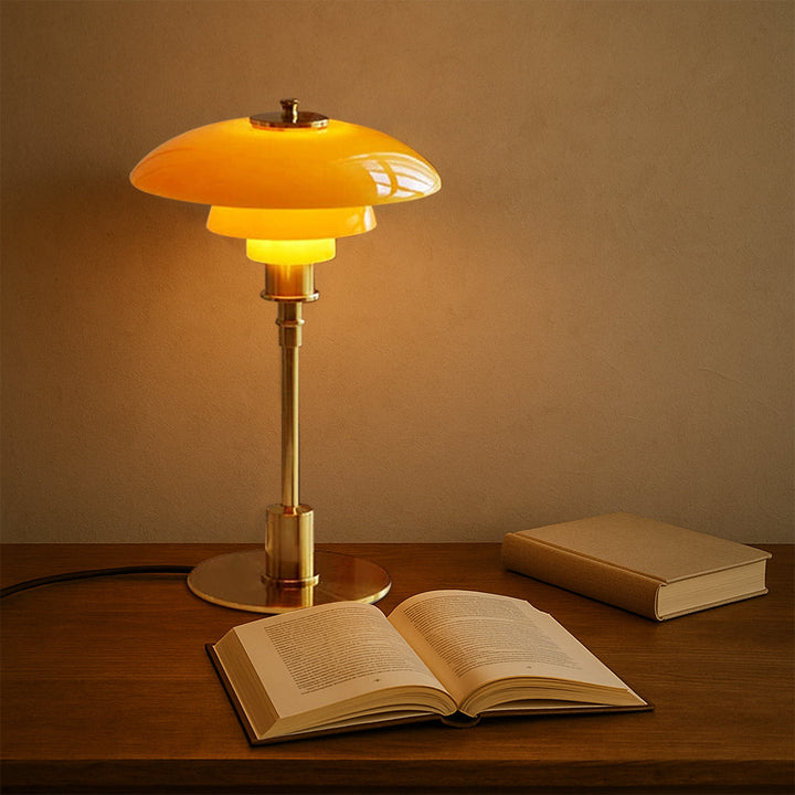 Nära bild av LED-bordslampans vita glaskupa och metallbas, belyser dess detaljer.