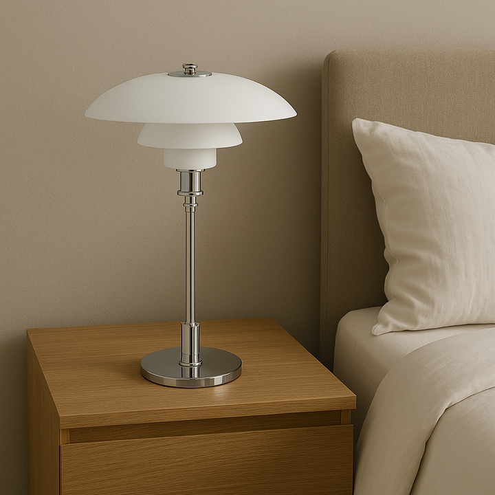 Dimbar LED-bordslampa av glas och järn. Elegant lösning för mysig belysning i hemmet.