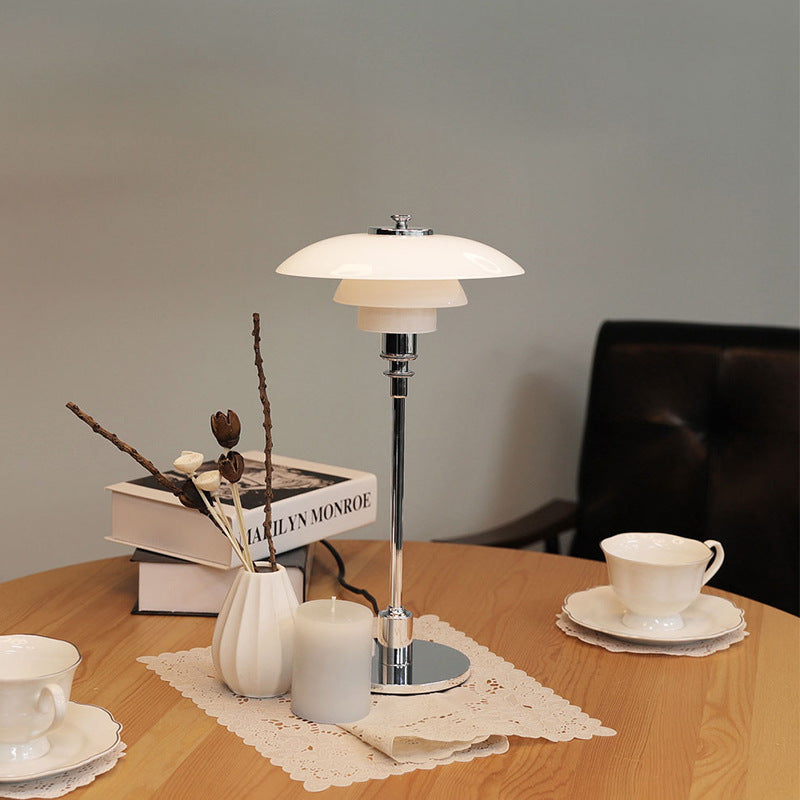Vit LED-bordslampa med rund glaskupa. Perfekt för modern inredning i skandinavisk stil.