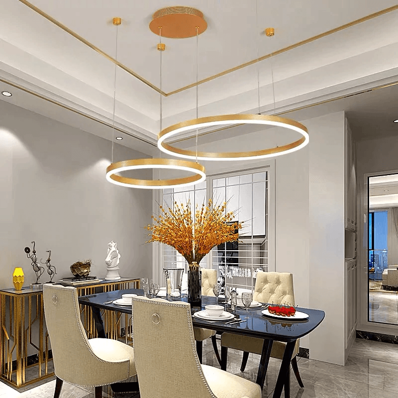 Modern taklampa med unika sol- & måneformer. Elegant LED-belysning som lyfter heminredningen.
